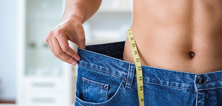 Mujer sintiéndose más saludable frente al espejo